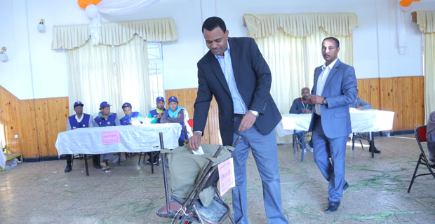 Kassa Tekleberhan, speaker of the House of Federations, is seen casting his vote in Bole District, Woreda 03. #EthiopiaElection2015